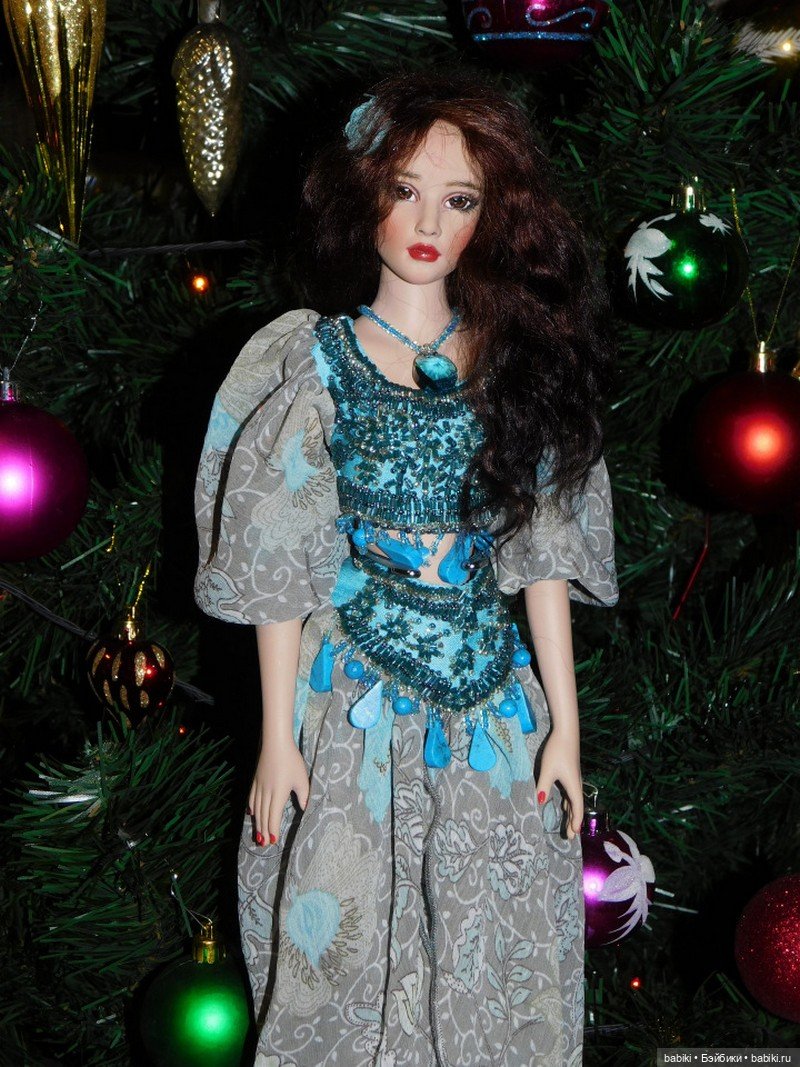 Киши у Рождественской Елки