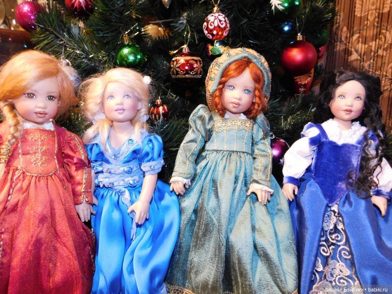 Киши у Рождественской Елки