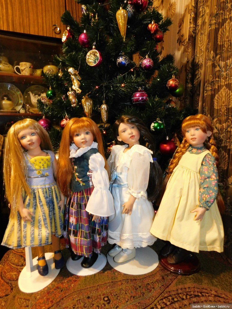 Киши у Рождественской Елки