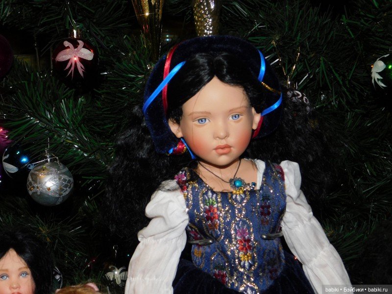 Киши у Рождественской Елки