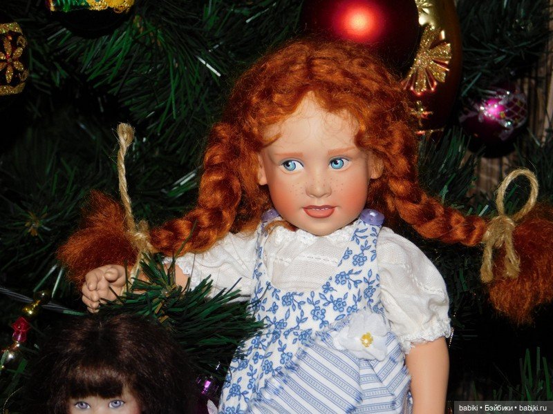 Киши у Рождественской Елки