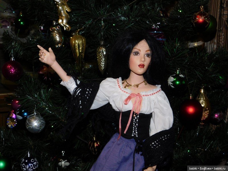 Киши у Рождественской Елки