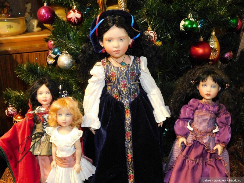 Киши у Рождественской Елки