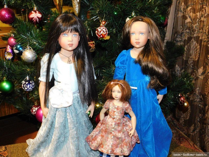 Киши у Рождественской Елки