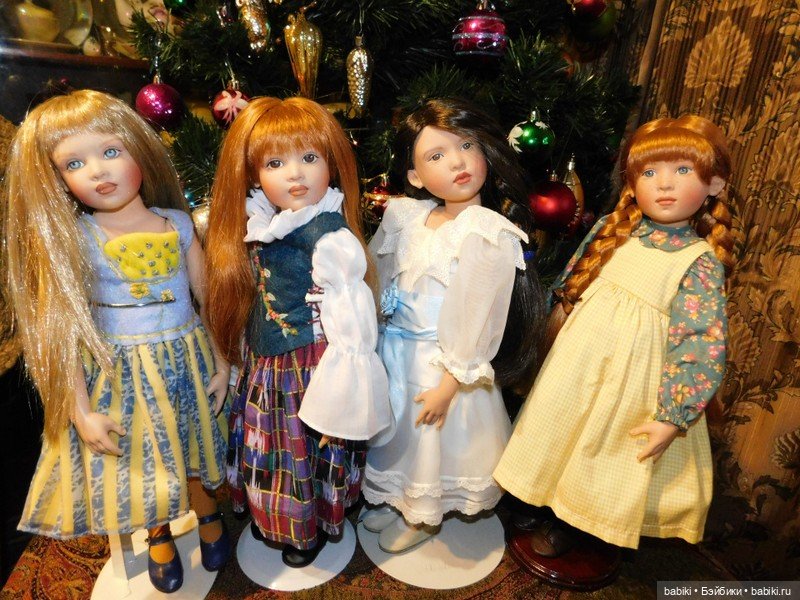 Киши у Рождественской Елки