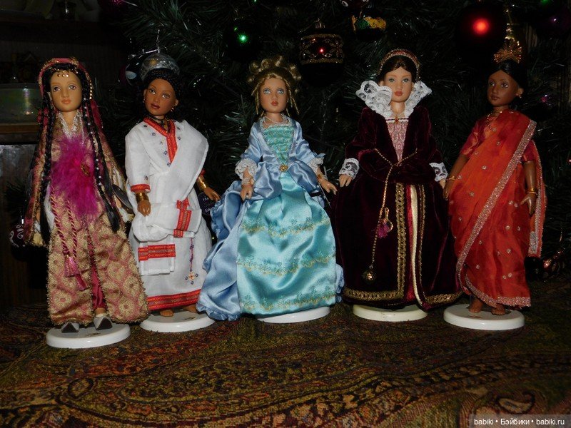 Киши у Рождественской Елки