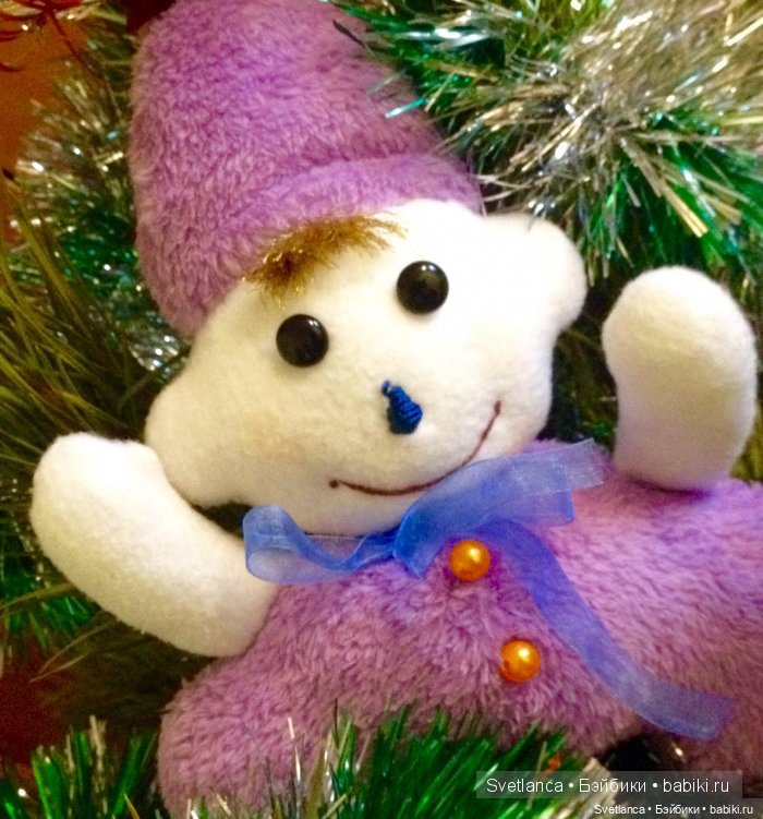 Веселая компания у елочки