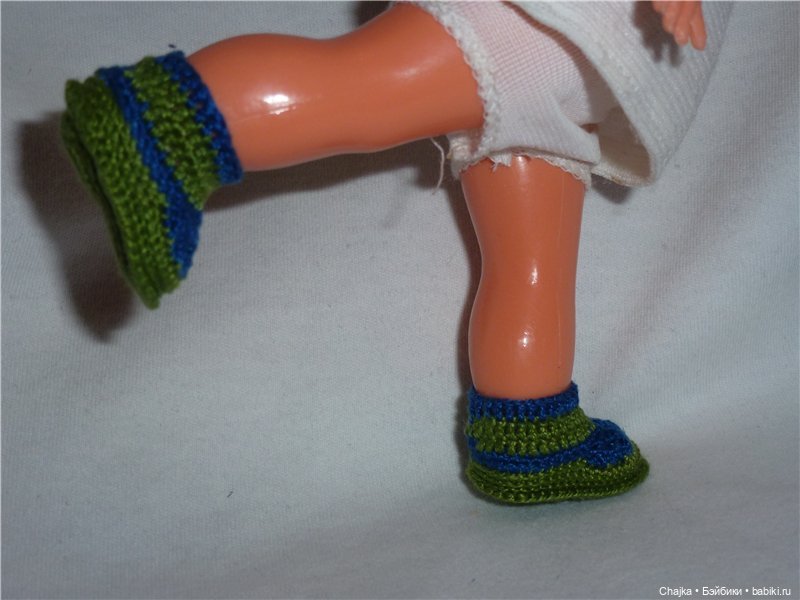 Вязаная миниатюрная обувь для наших любимых кукол и шапочки