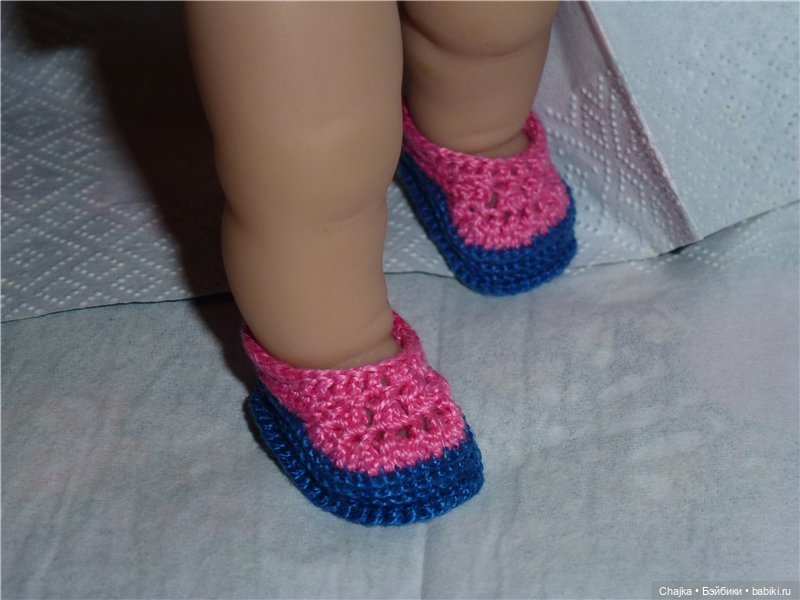 Вязаная миниатюрная обувь для наших любимых кукол и шапочки (фото 10)