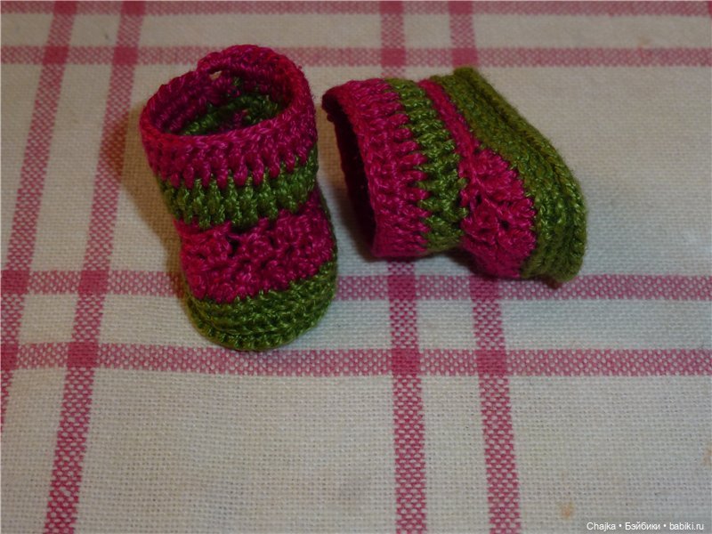Вязаная миниатюрная обувь для наших любимых кукол и шапочки (фото 6)