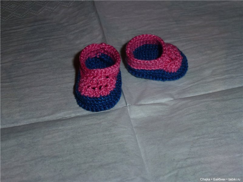Вязаная миниатюрная обувь для наших любимых кукол и шапочки (фото 7)