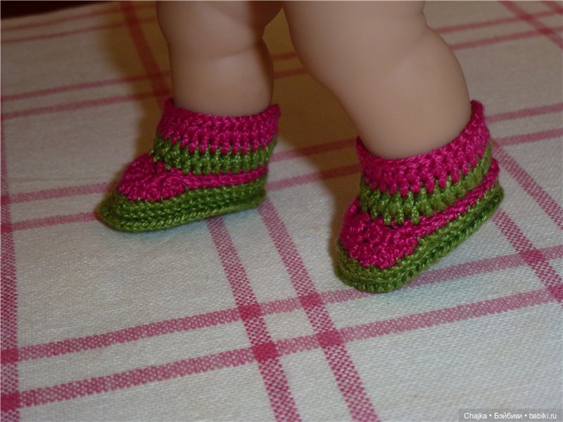 Вязаная миниатюрная обувь для наших любимых кукол и шапочки (фото 5)