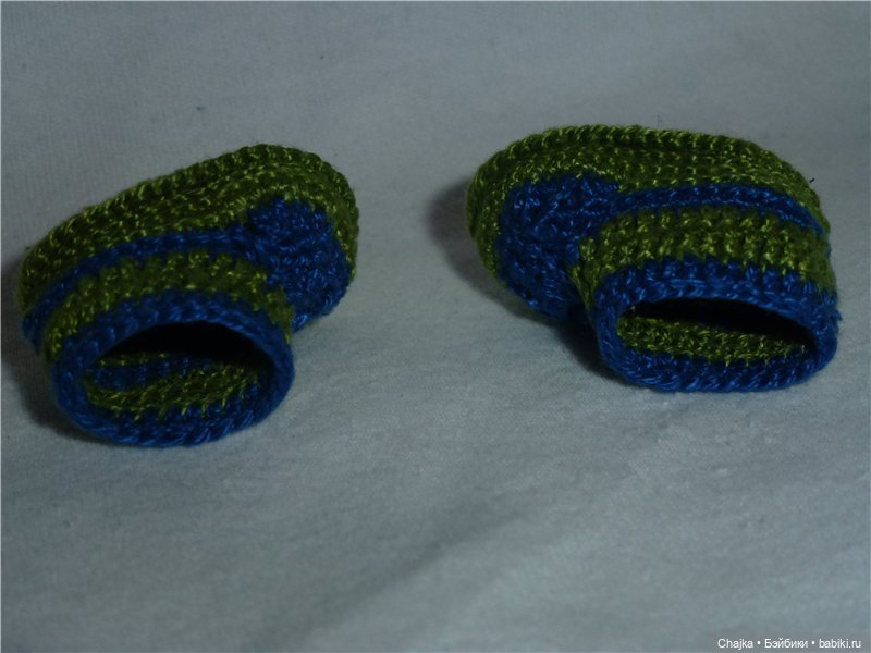 Вязаная миниатюрная обувь для наших любимых кукол и шапочки