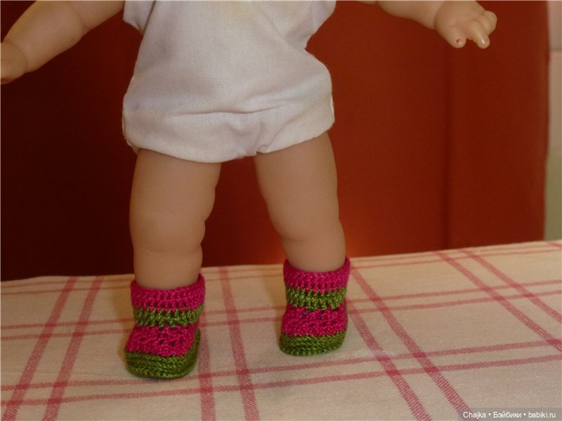 Вязаная миниатюрная обувь для наших любимых кукол и шапочки (фото 4)