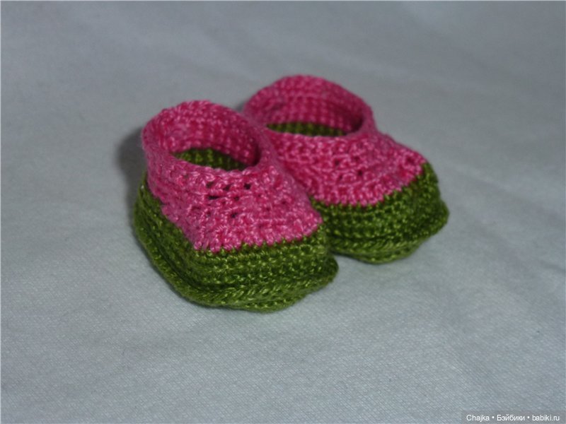 Вязаная миниатюрная обувь для наших любимых кукол и шапочки