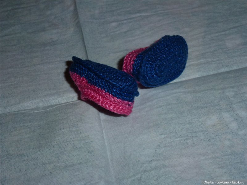 Вязаная миниатюрная обувь для наших любимых кукол и шапочки (фото 8)