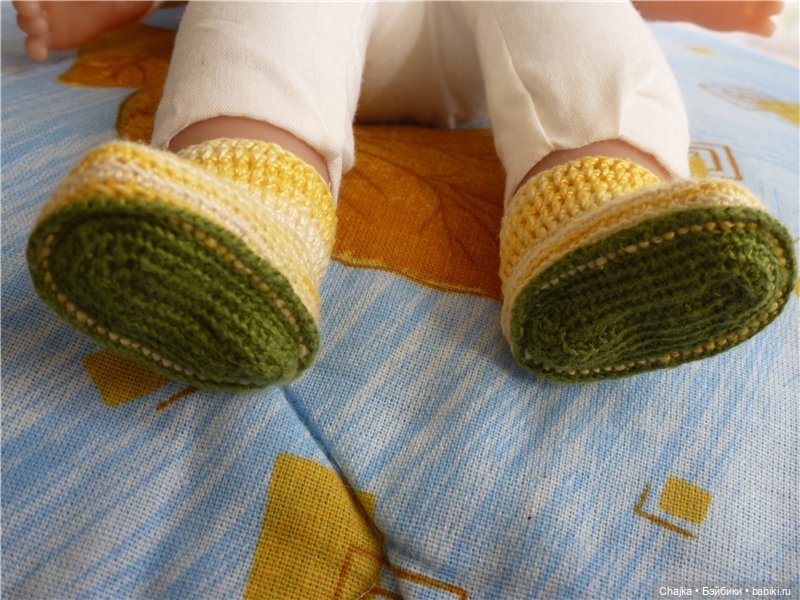 Вязаная миниатюрная обувь для наших любимых кукол и шапочки