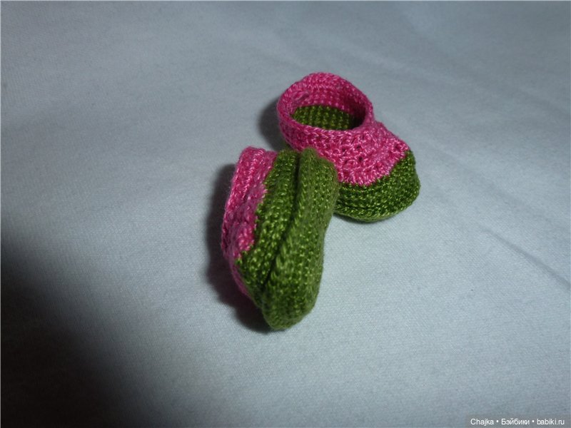 Вязаная миниатюрная обувь для наших любимых кукол и шапочки