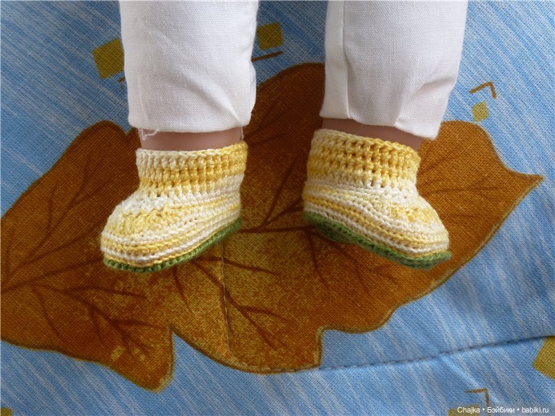 Вязаная миниатюрная обувь для наших любимых кукол и шапочки