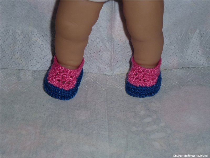 Вязаная миниатюрная обувь для наших любимых кукол и шапочки (фото 9)
