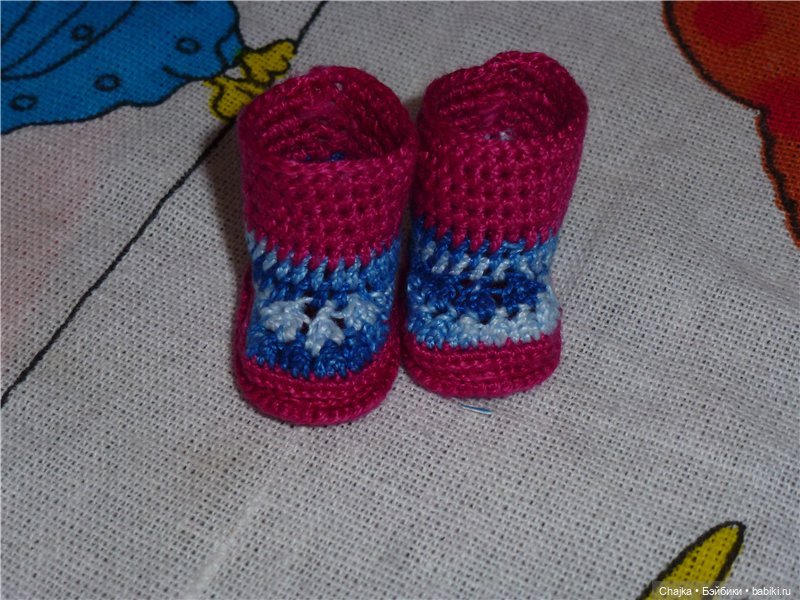 Вязаная миниатюрная обувь для наших любимых кукол и шапочки