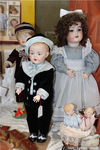 Антикварные куклы и репродукции на выставке кукол в немецком Neustadt 2011