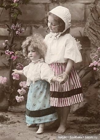 Старый фотоальбом. Девочки и куклы