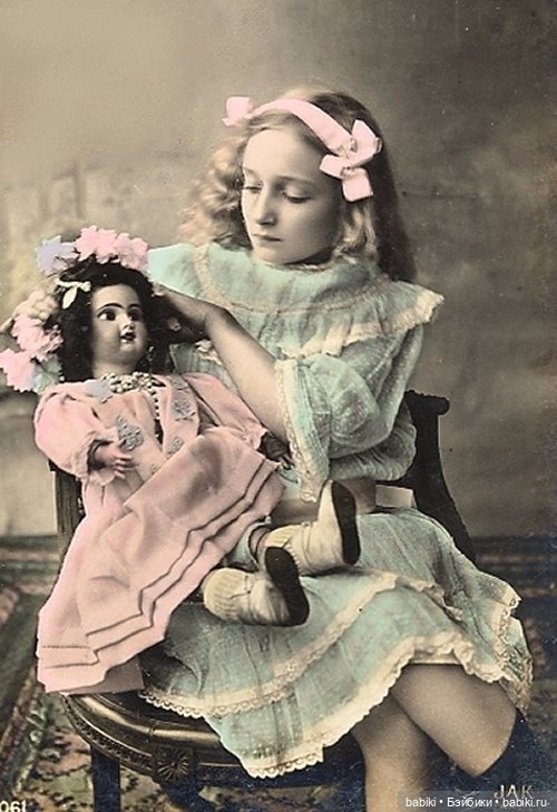 Старый фотоальбом. Девочки и куклы