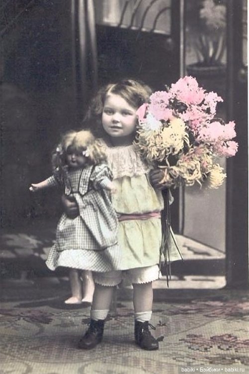 Старый фотоальбом. Девочки и куклы