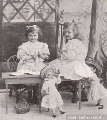 Старый фотоальбом. Девочки и куклы