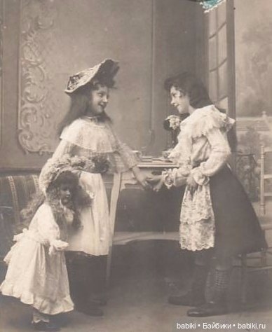 Старый фотоальбом. Девочки и куклы