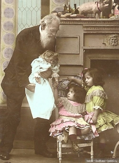 Старый фотоальбом. Девочки и куклы