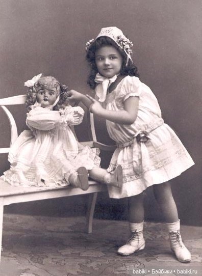 Старый фотоальбом. Девочки и куклы