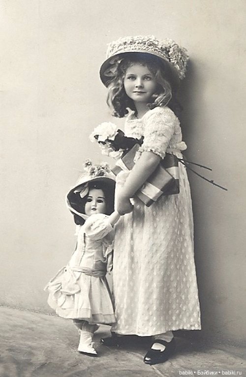 Старый фотоальбом. Девочки и куклы