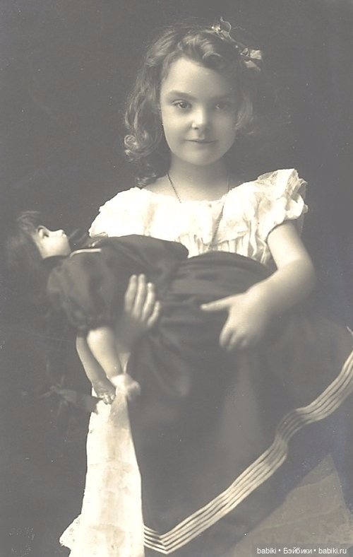 Старый фотоальбом. Девочки и куклы