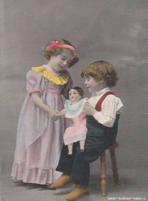 Старый фотоальбом. Девочки и куклы