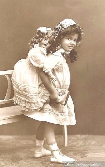 Старый фотоальбом. Девочки и куклы