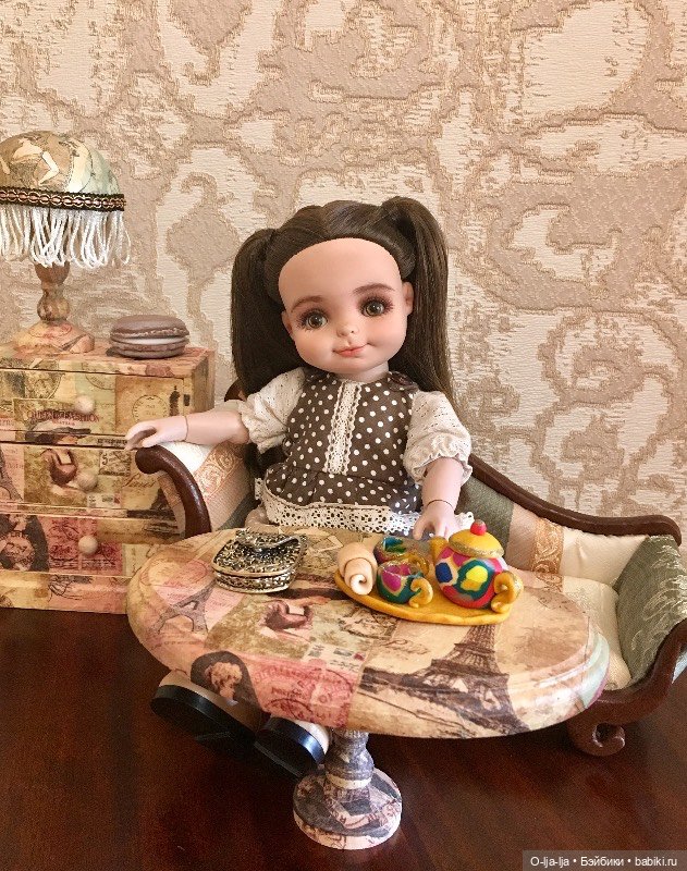 Малышка от Роберта Тоннера в собственной гостиной