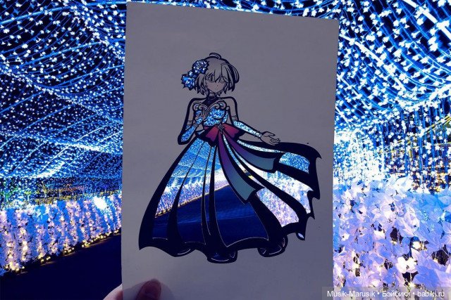 Японская художница раскрашивает вырезанные в бумаге силуэты с помощью окружающей природы (фото 10)