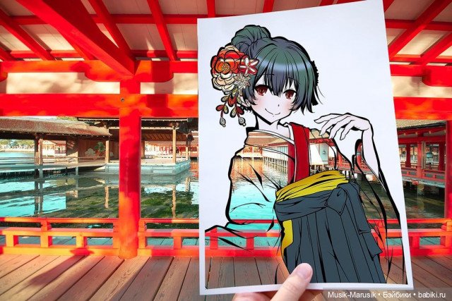 Японская художница раскрашивает вырезанные в бумаге силуэты с помощью окружающей природы