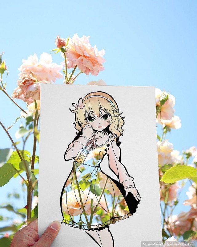 Японская художница раскрашивает вырезанные в бумаге силуэты с помощью окружающей природы