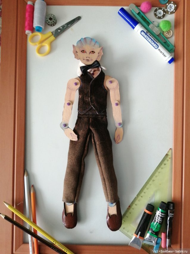 Сшила картонными парням одежду (фото 6)