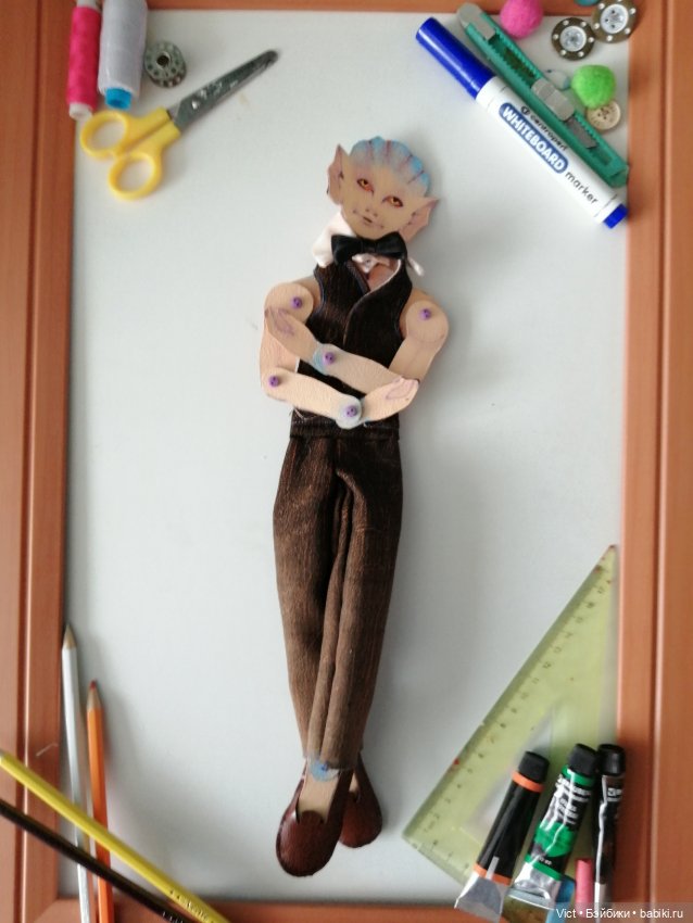 Сшила картонными парням одежду (фото 5)