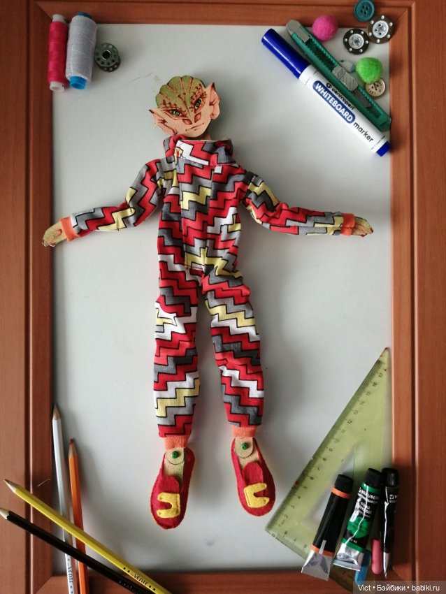 Сшила картонными парням одежду (фото 2)