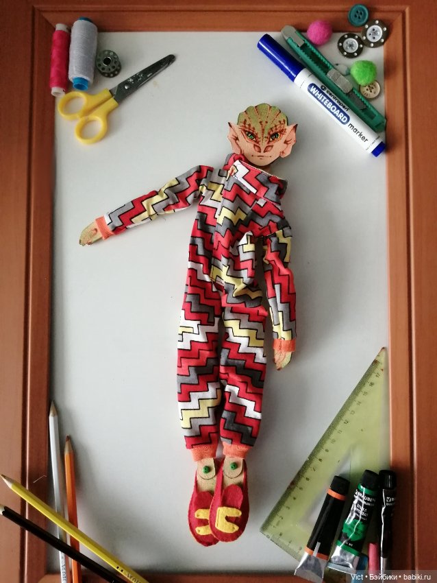 Сшила картонными парням одежду