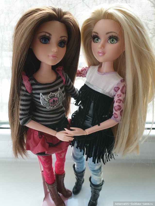Две сестренки, блондинка и брюнетка Тристен Мокси Тинз