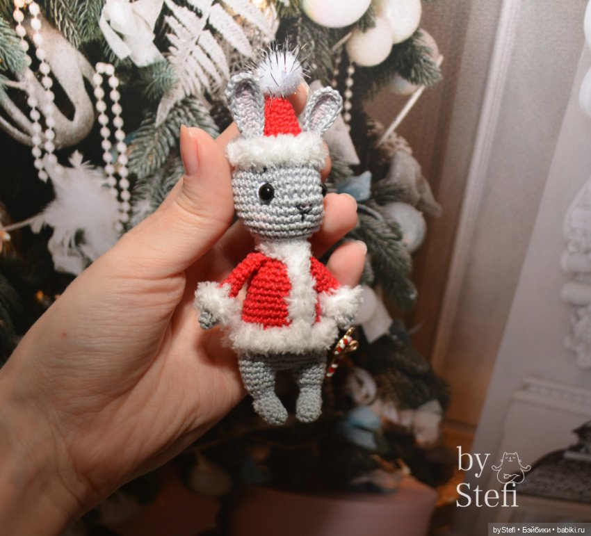 Зайка в костюме Деда Мороза