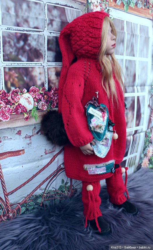 У нас новенькая девочка и костюмы тоже новые