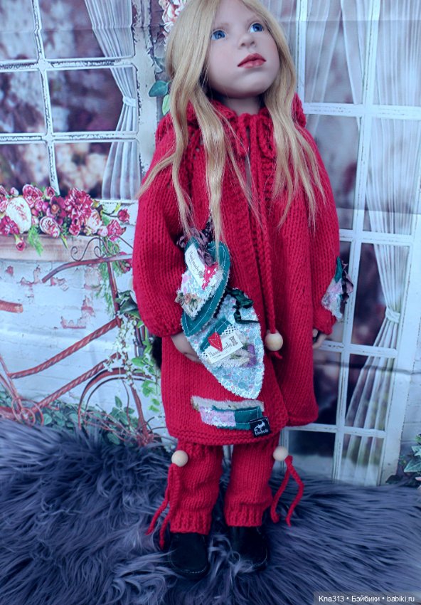 У нас новенькая девочка и костюмы тоже новые