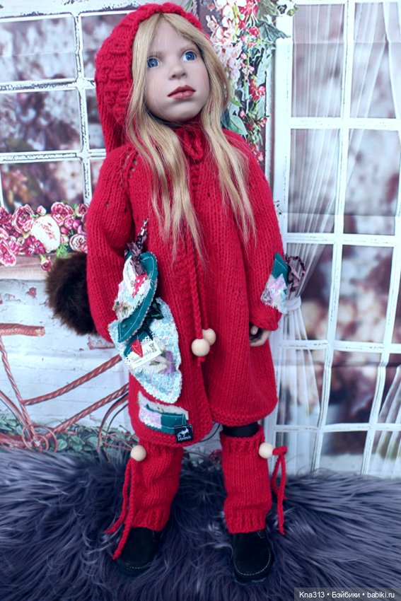 У нас новенькая девочка и костюмы тоже новые